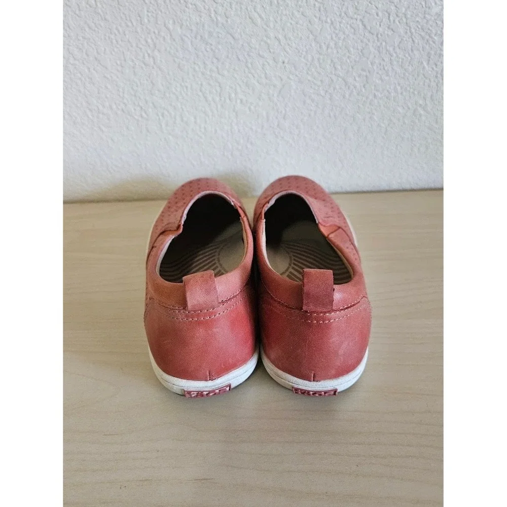 Taos Womens Court Slip On Shoes Red Leather Perforated Sneakers Size 9